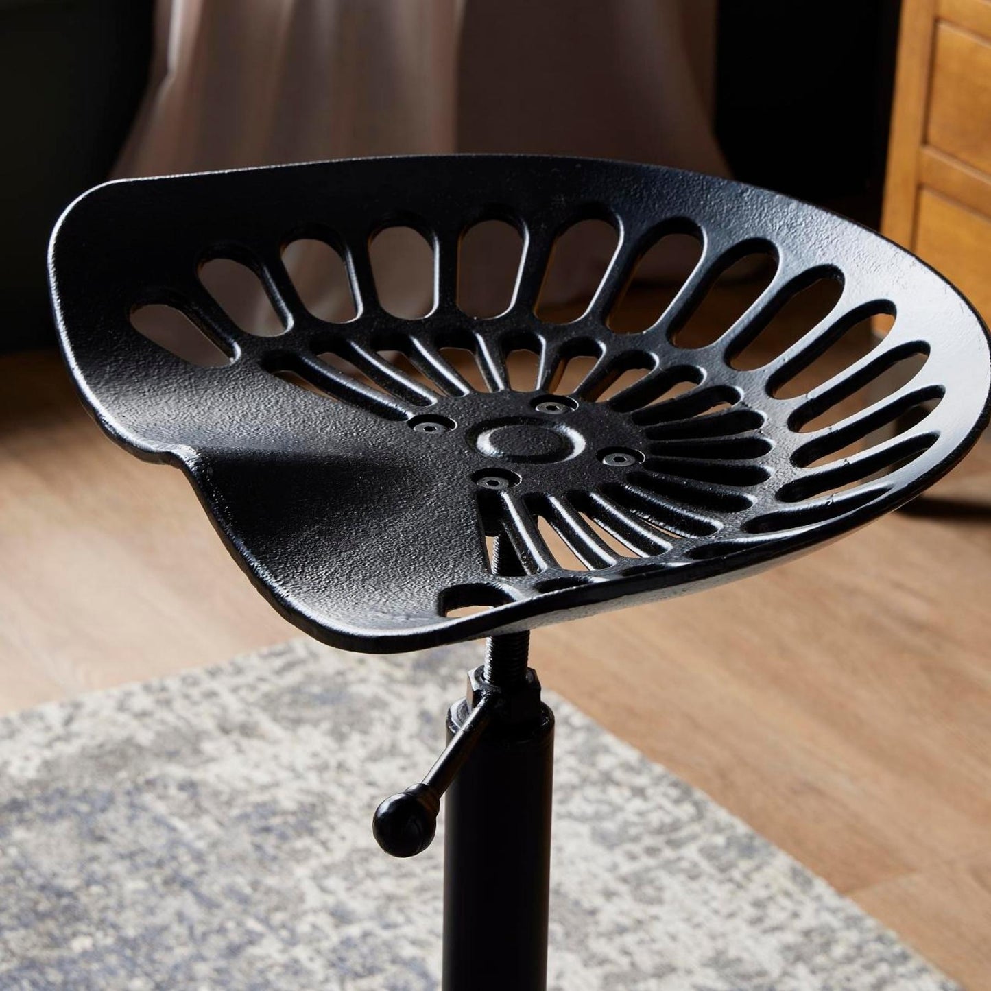 Industrial tractor-style contoured seat with height adjustment