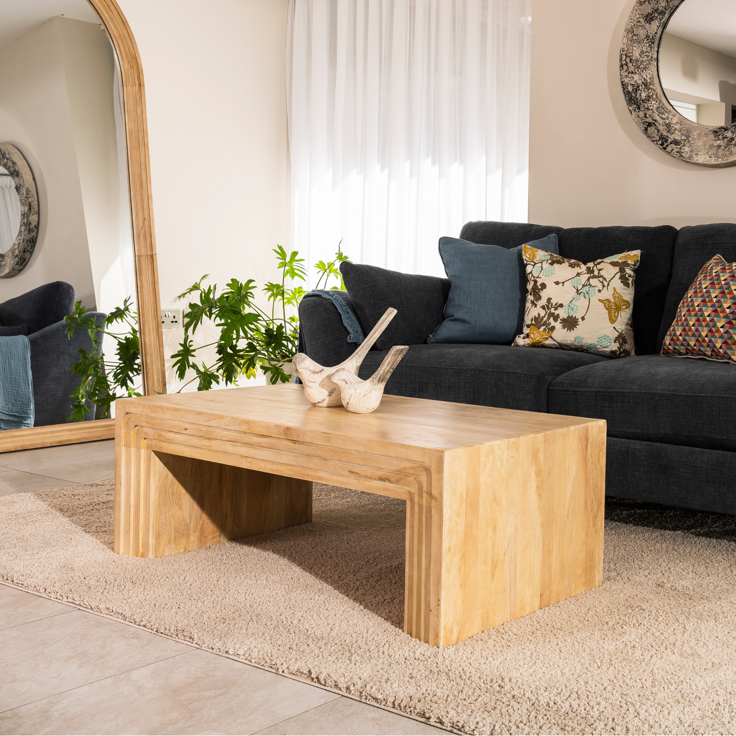 Rectangular mango wood coffee table with curved-edge frame – natural finish, handcrafted in the Arcura Collection