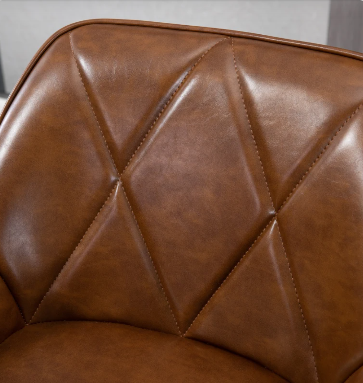 Set of 2 brown retro bar stools with quilted faux leather, padded backrest, steel legs, and footrest – ideal for kitchen counter or home bar

